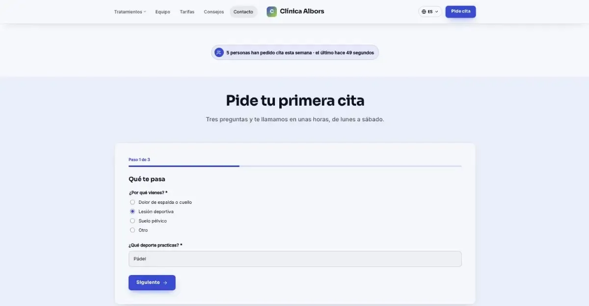 Formulario de cita por pasos de una clínica, con barra de progreso, una pregunta que aparece según la respuesta y el aviso de cuántas personas han pedido cita esta semana