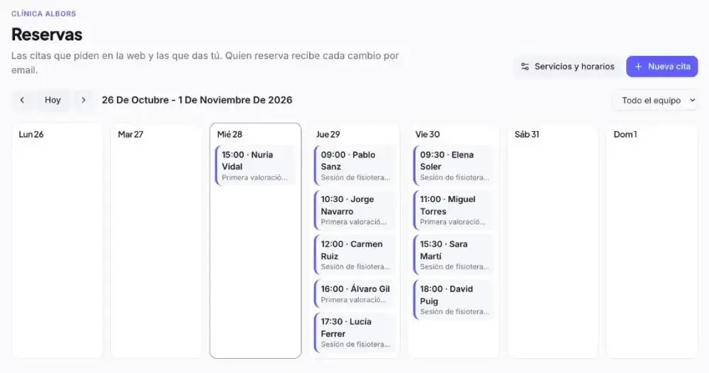 Agenda de reservas en el panel de clixxii: la semana de una clínica con las citas de cada día, entre ellas la de Lucía Ferrer el jueves a las 17:30