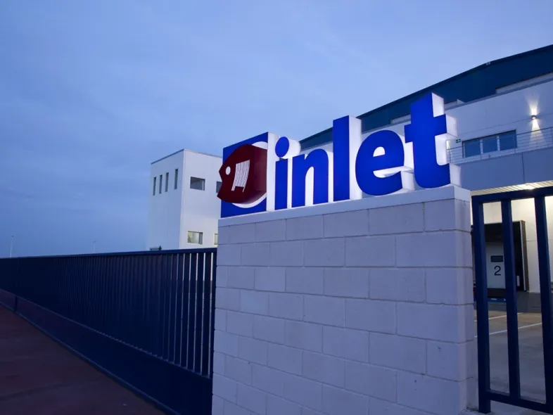 Exterior de las instalaciones frigoríficas de Inletpack de noche en Parc Sagunt