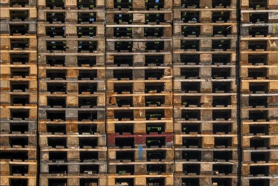 Gran pila de palets de madera apilados