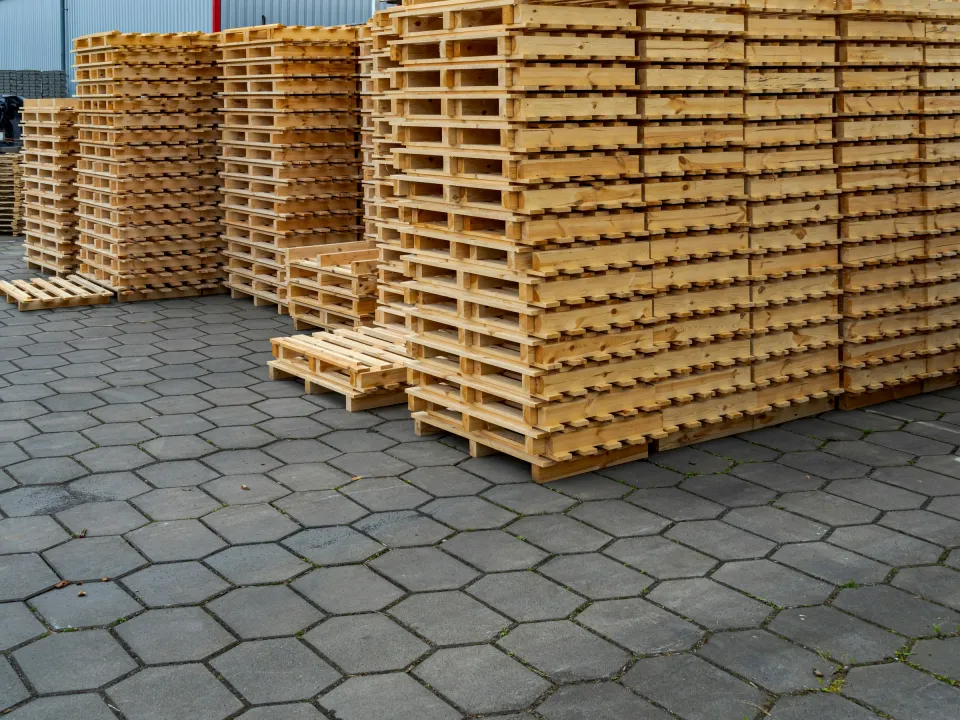Pilas de palets de madera al aire libre