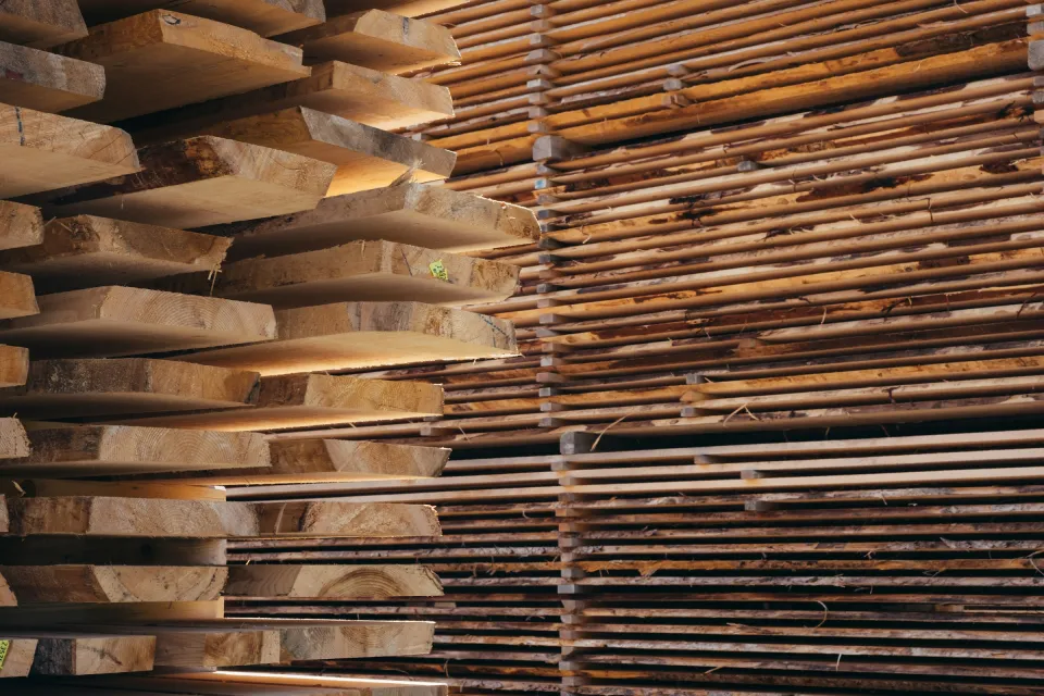 Tablas de madera apiladas