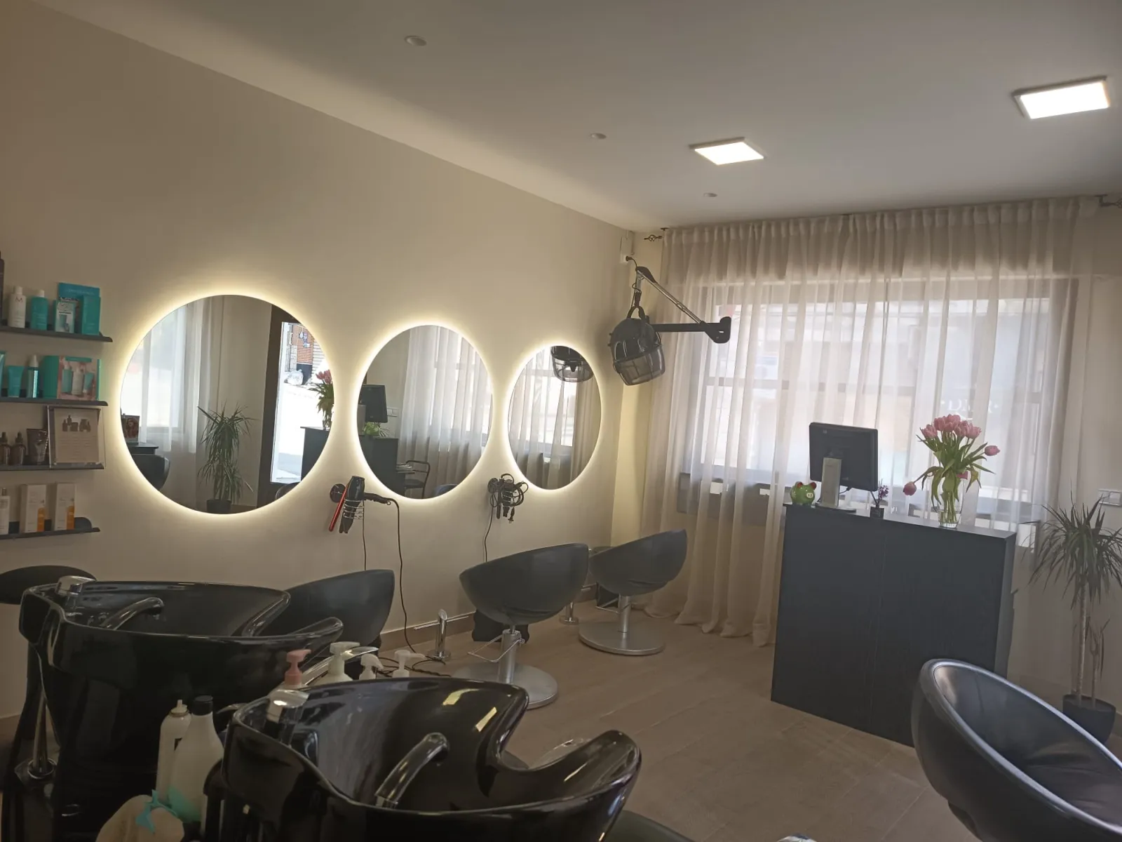 Espejos redondos iluminados del salón Ana Marín