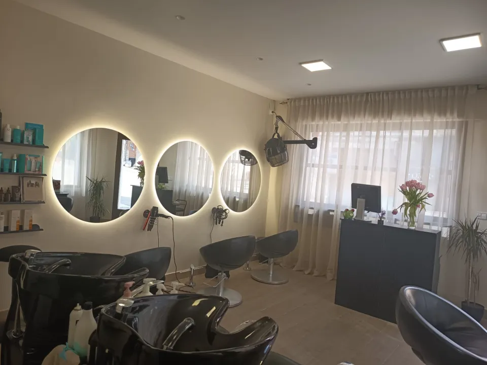 Espejos redondos iluminados del salón Ana Marín