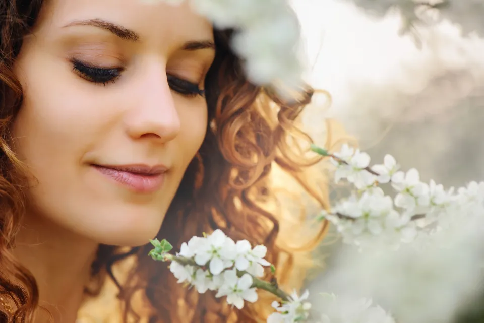 Mujer con melena rizada y flores