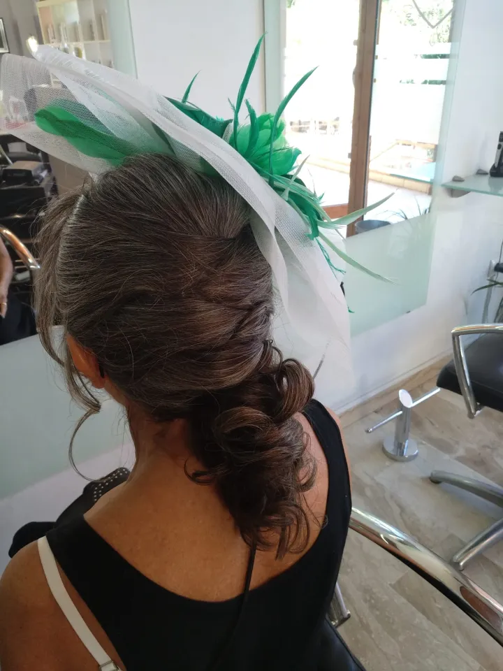 Melena rizada trabajada en el salón