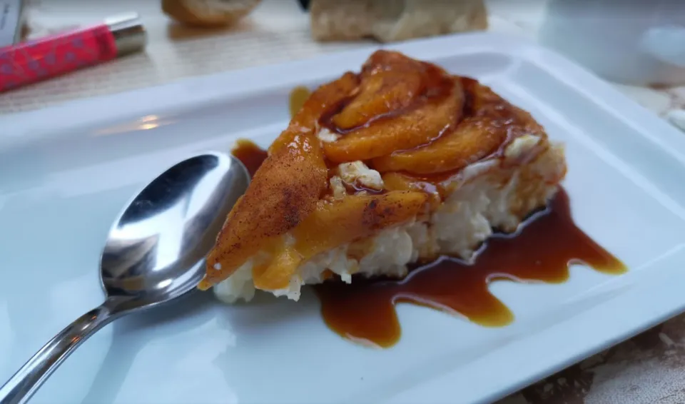 Porción de tarta casera con caramelo