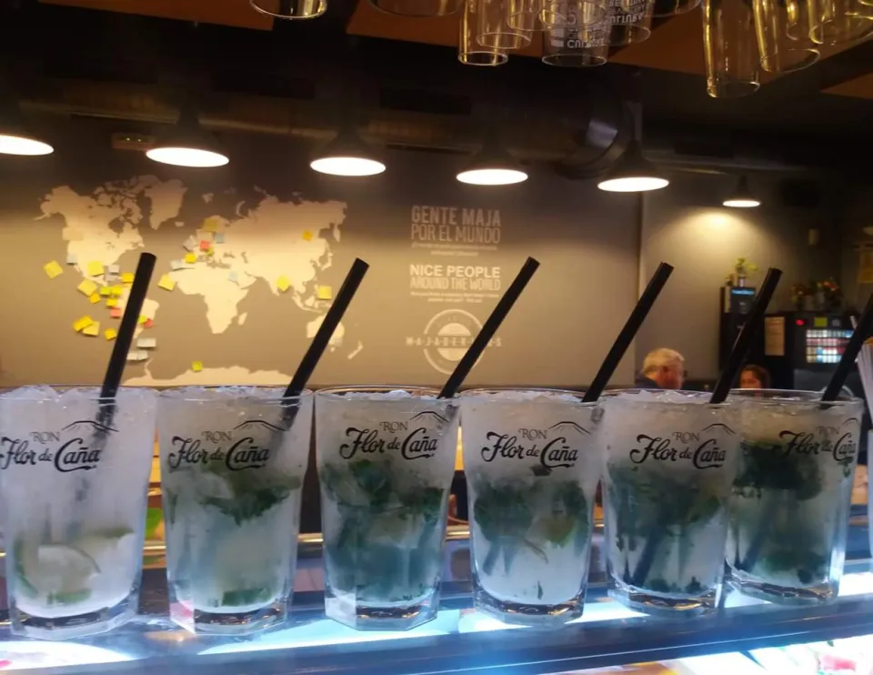 Fila de mojitos en la barra de Majaderitos Café