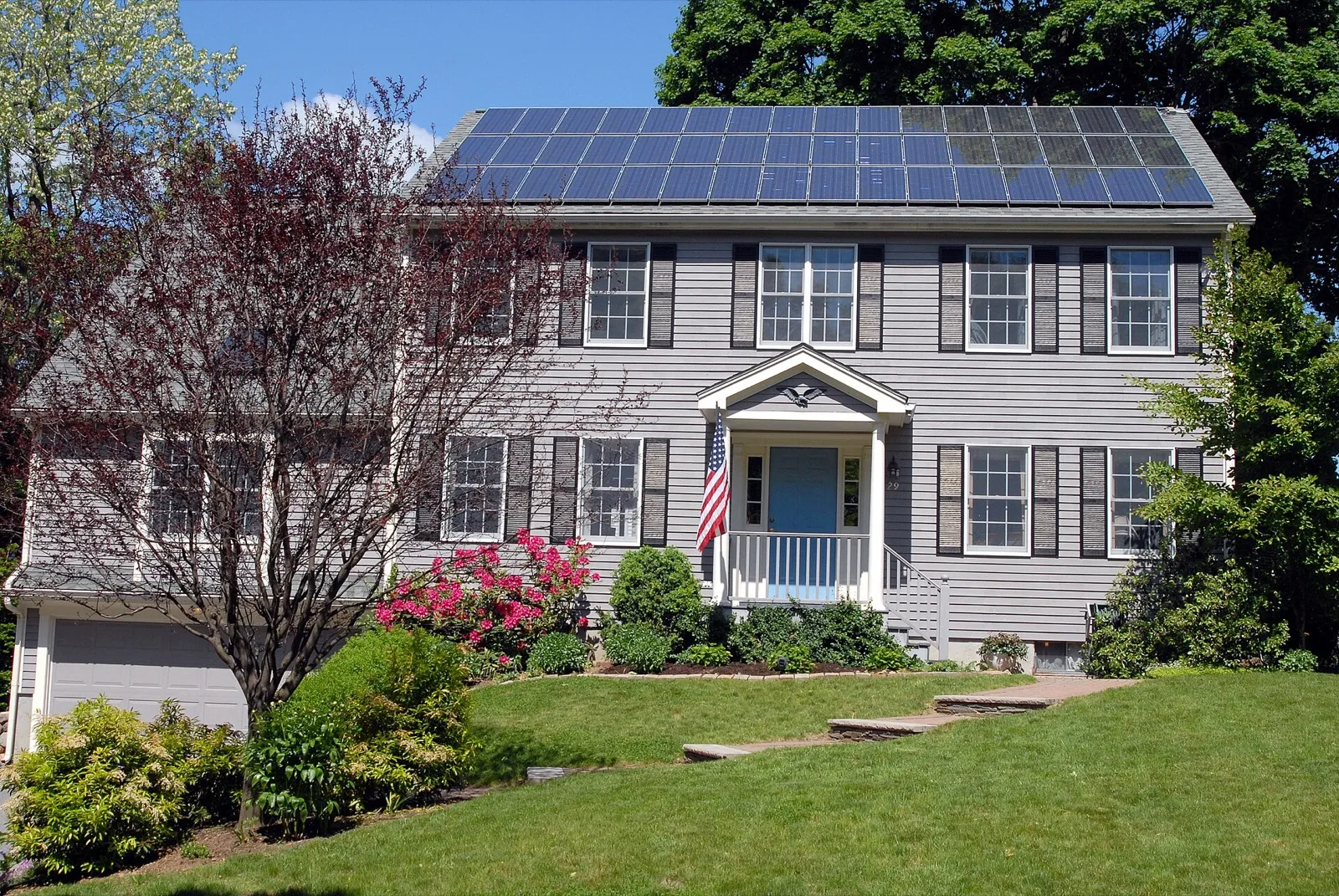 Vivienda con placas solares en el tejado