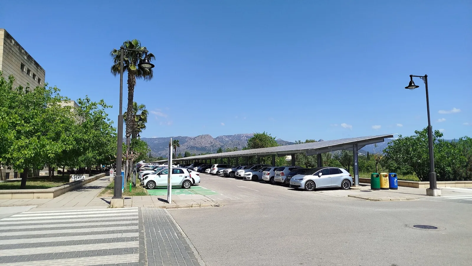 Pérgola solar sobre un aparcamiento