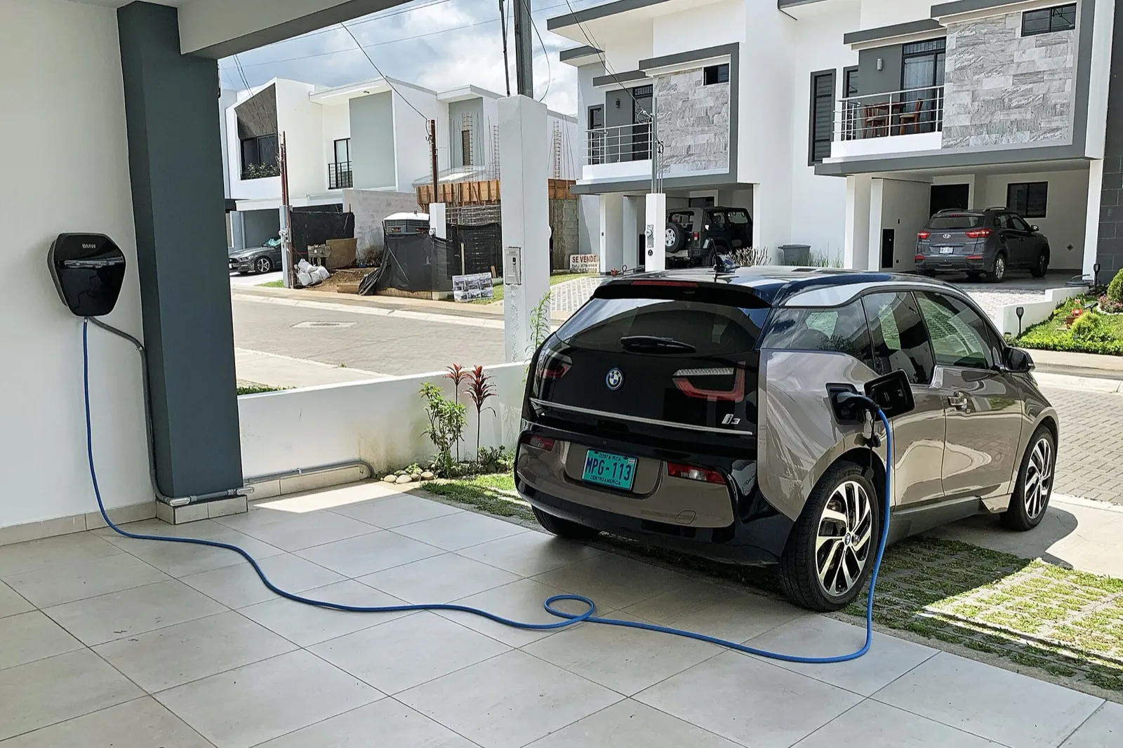 Coche eléctrico cargando en el garaje de casa