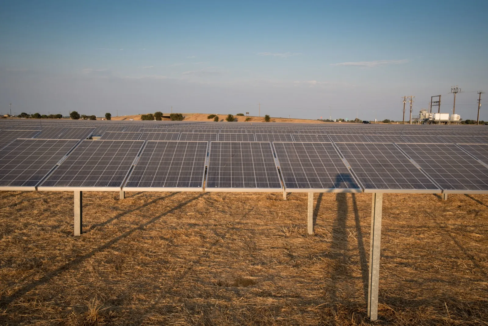 Paneles solares al atardecer