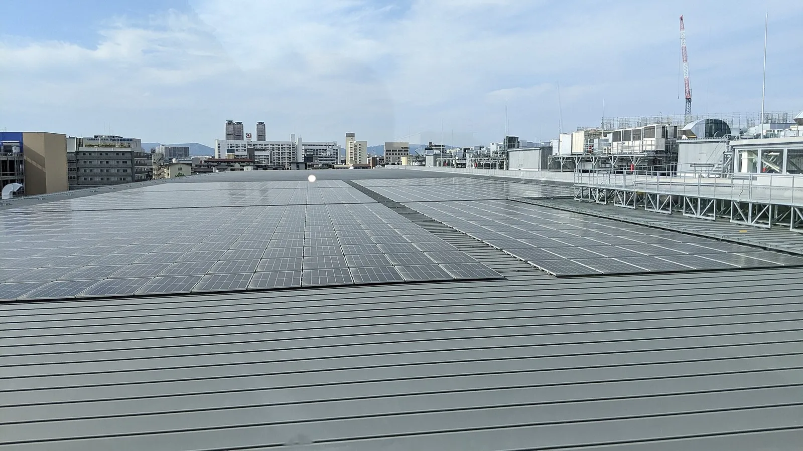 Cubierta industrial cubierta de placas solares