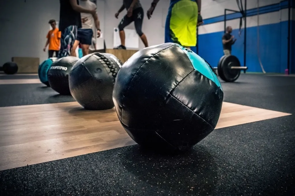 Balones medicinales en la sala de ejercicio