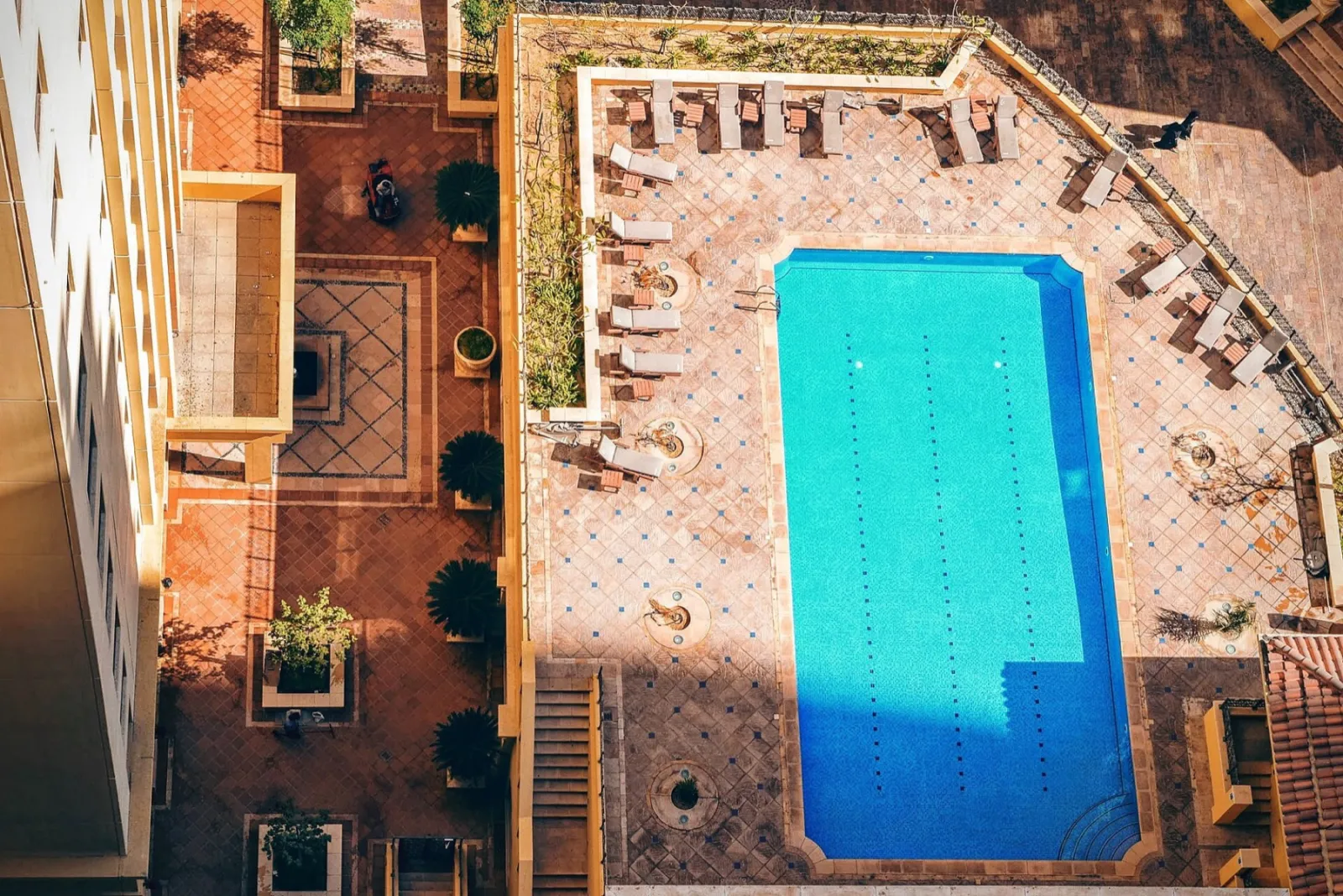 Piscina y tumbonas vistas desde el aire