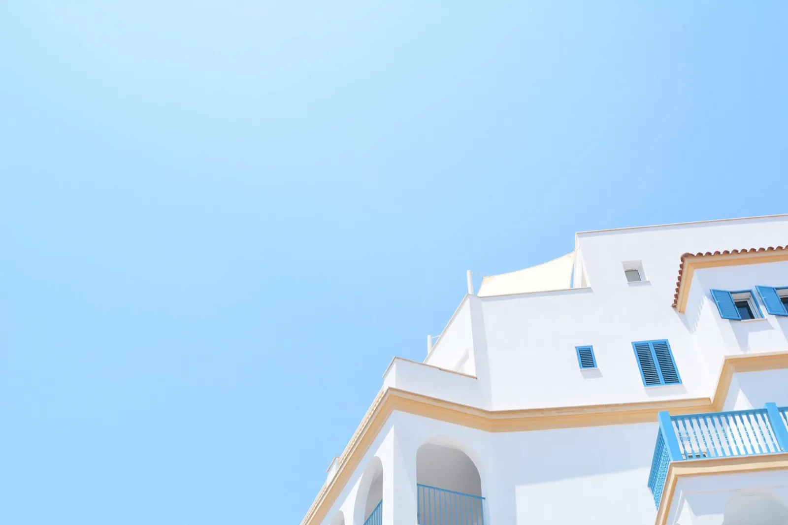 Fachada blanca de estilo mediterráneo