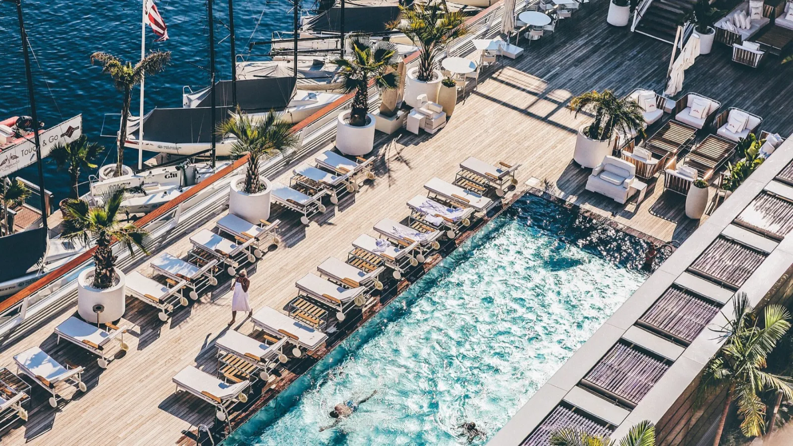 Terraza con piscina sobre el puerto