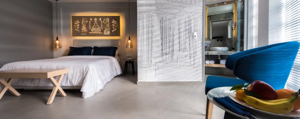 Dormitorio luminoso de un apartamento