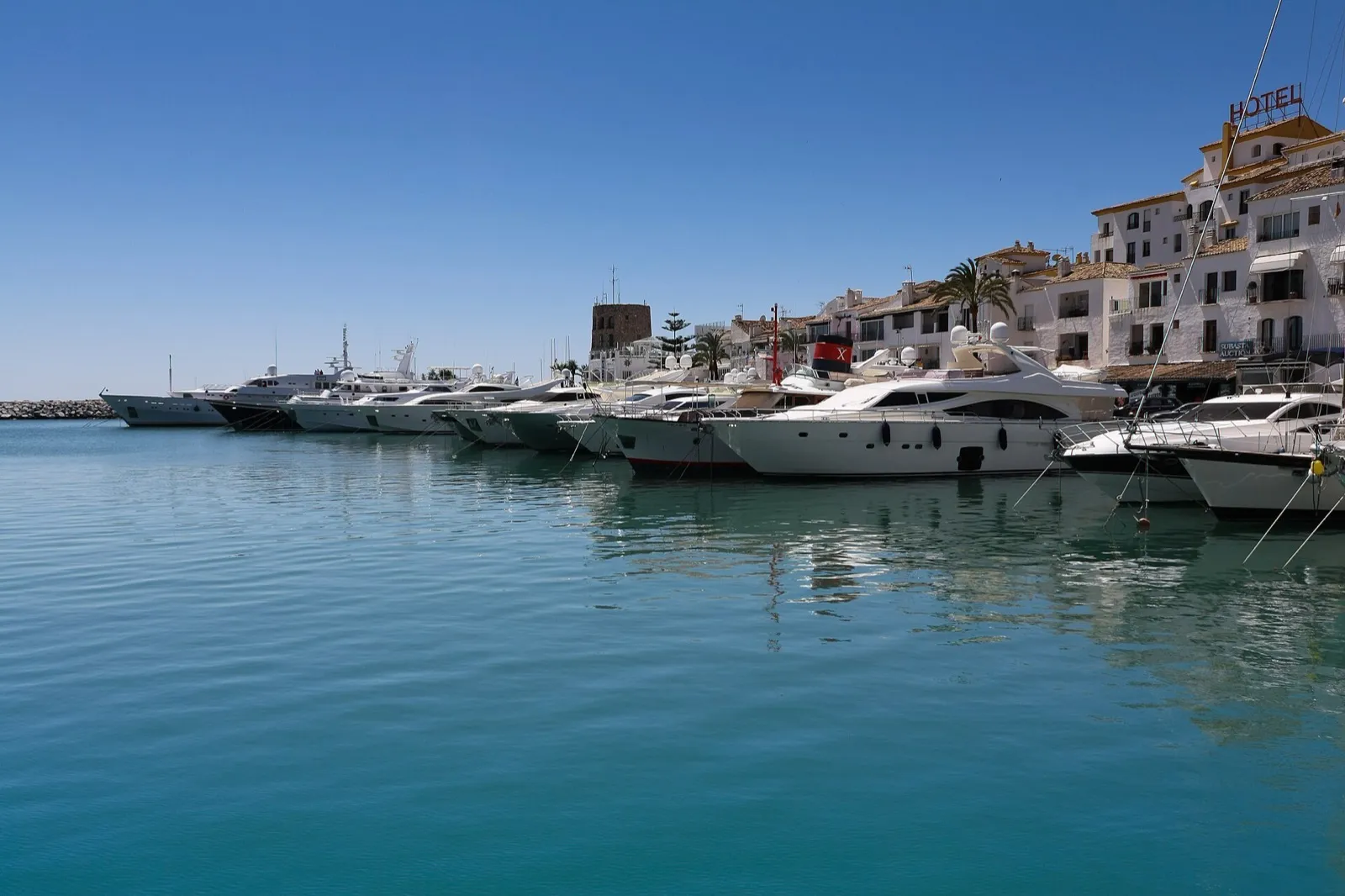 Puerto Banús con los barcos amarrados