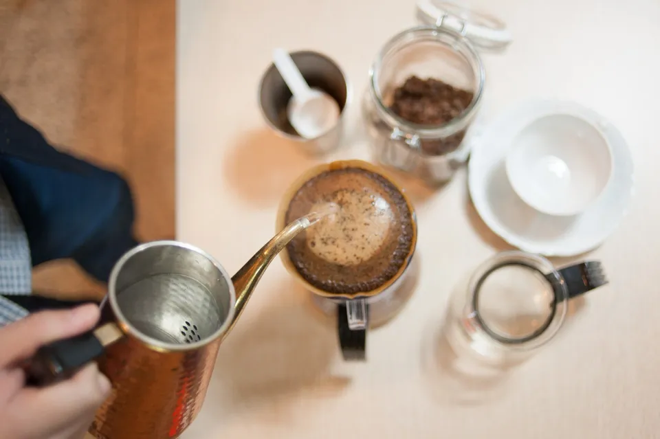 Café de filtro preparándose con hervidor de cuello de cisne