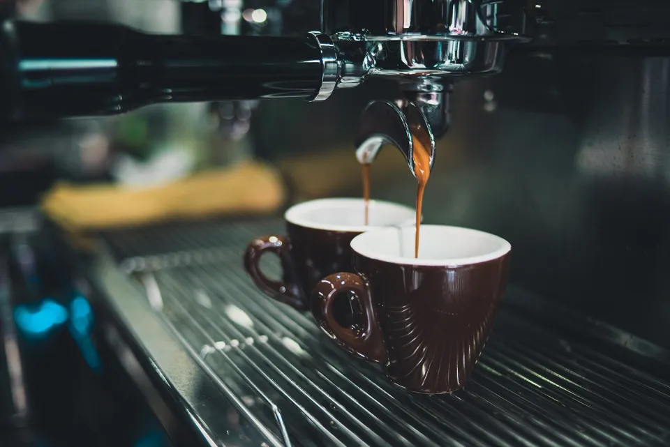 Dos espressos saliendo de la cafetera