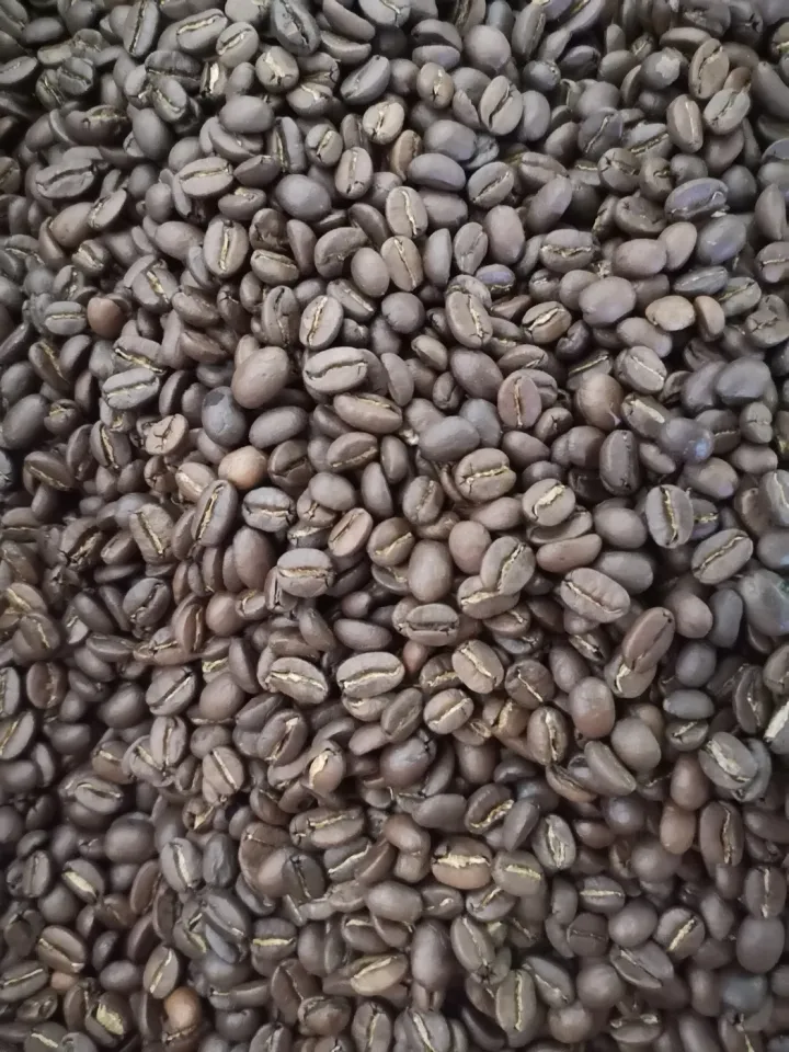 Granos de café recién tostados