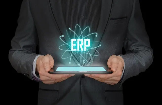 Hombre con una tableta que proyecta el icono holográfico de un ERP