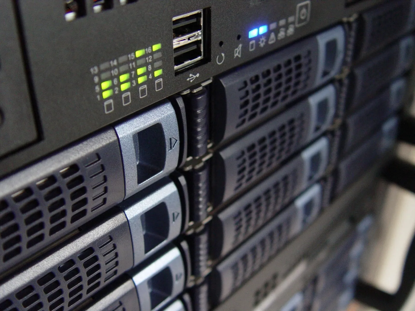 Primer plano de servidores en rack con las luces de actividad encendidas