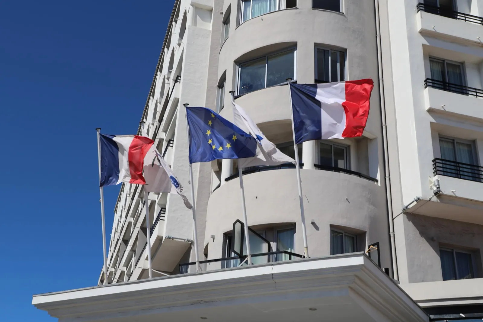 Banderas de Francia y de la Unión Europea en la fachada de un edificio