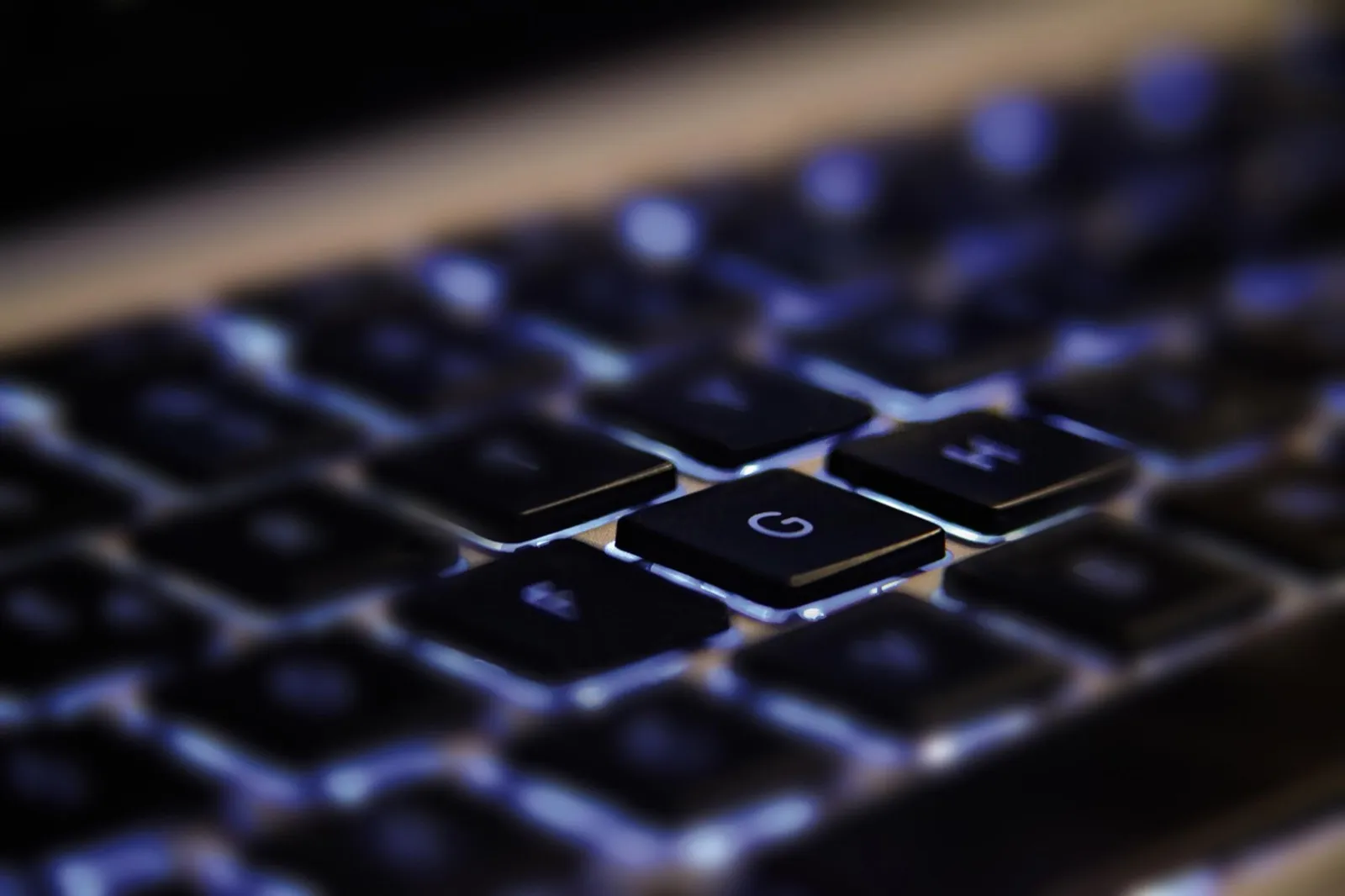 Teclado de portátil retroiluminado en tonos azules