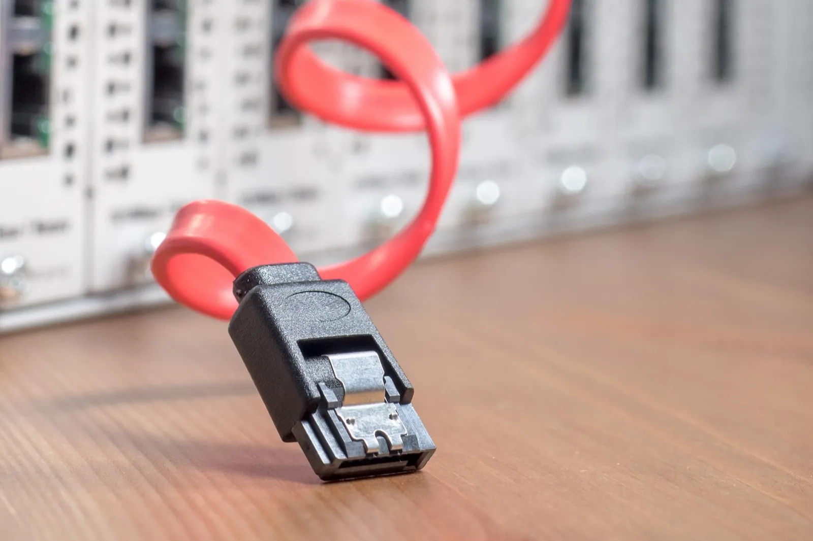 Cable de datos rojo desconectado delante de un servidor