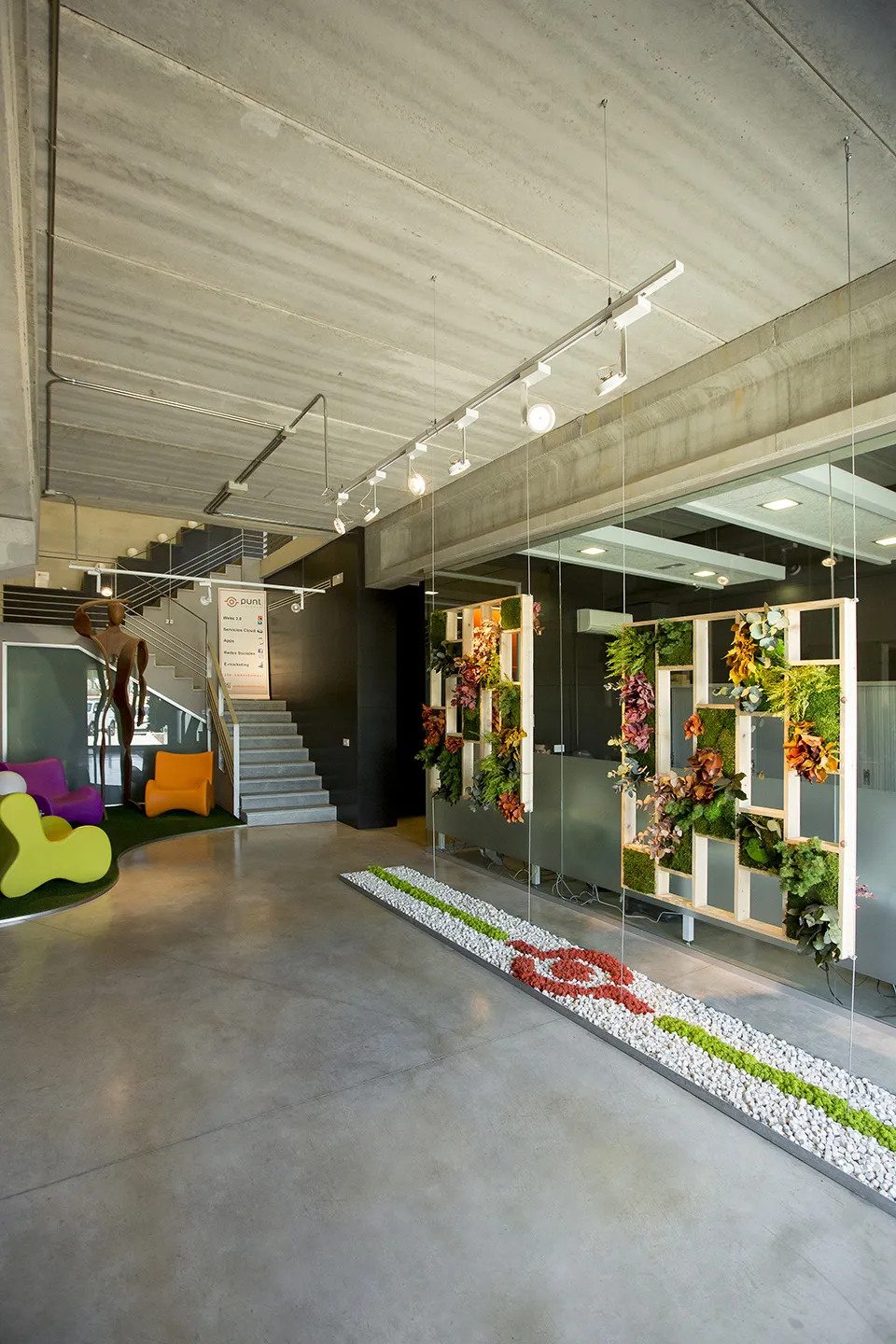Oficinas de Punt Sistemes con jardín vertical en la zona de entrada