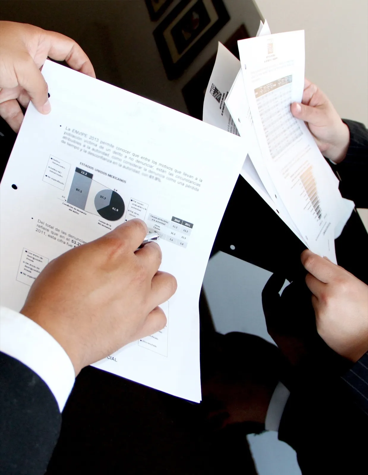 Personas revisando un informe de costes con gráficos