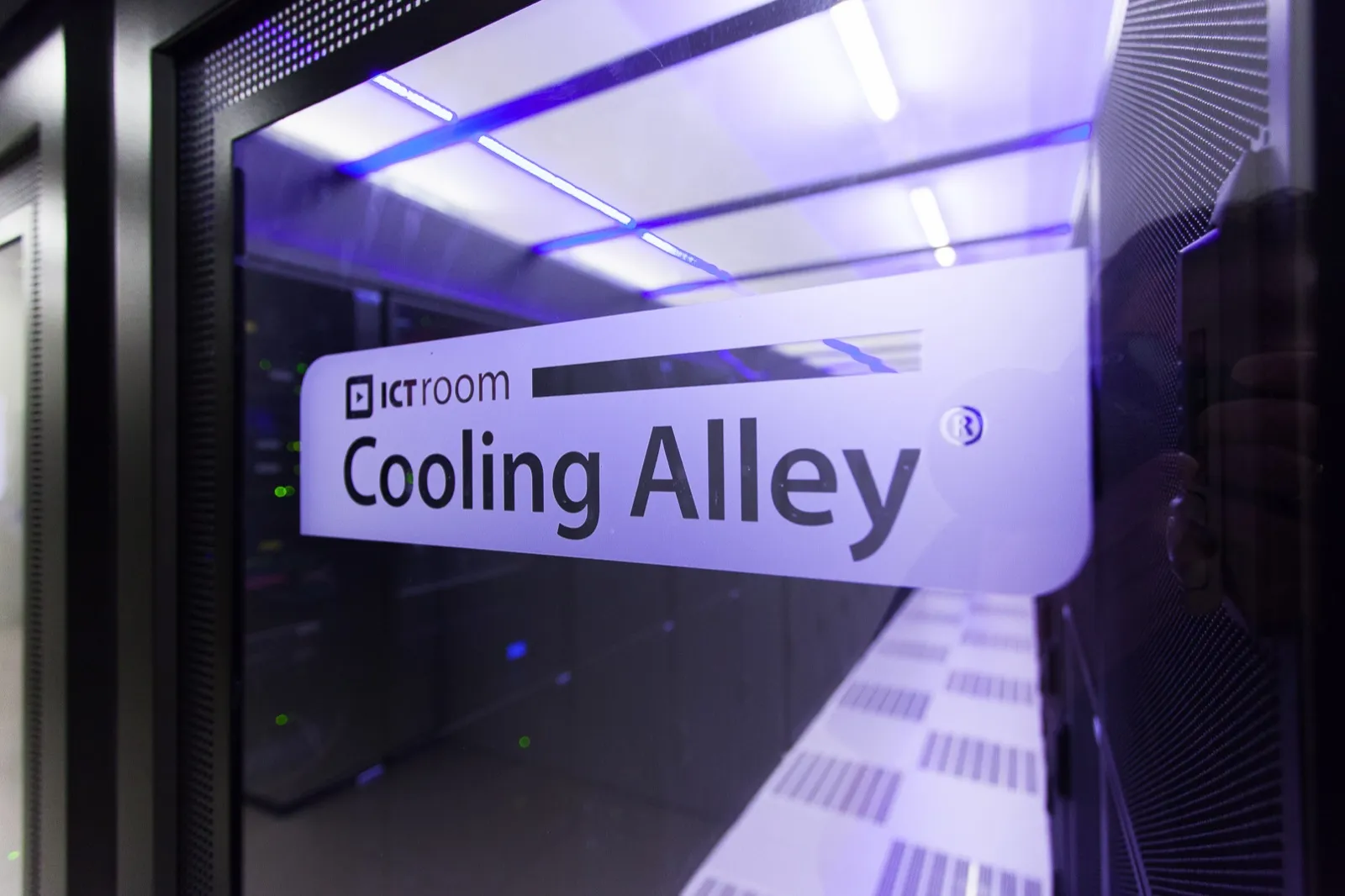 Puerta de cristal de un pasillo frío de servidores con el rótulo Cooling Alley