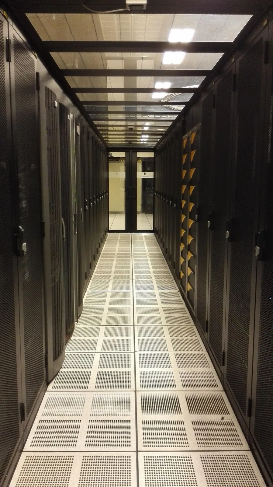 Pasillo de racks en un centro de datos