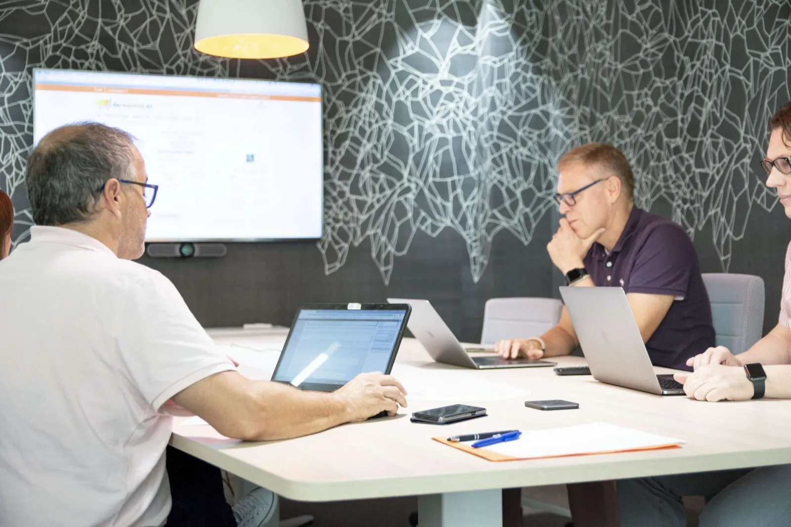 El equipo de Naranjatec en una reunión de trabajo