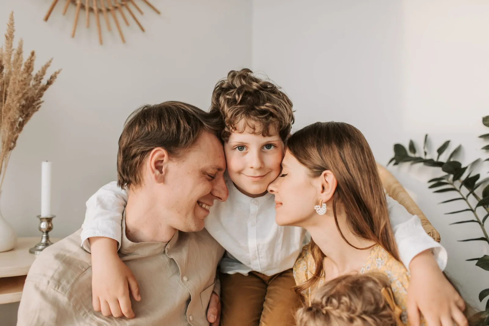 Familia abrazándose en el salón de su casa